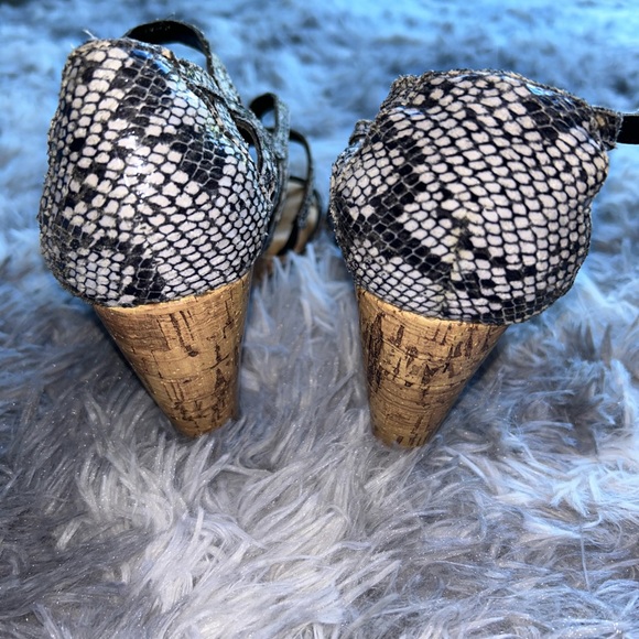 Aerosoles Broomstick Snake Print Leather Wedge strappy Sandals Women's 7.5 - Picture 8 of 9